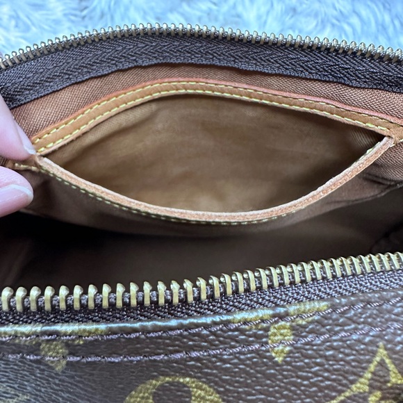 SOLD‼️! ♥️ Louis Vuitton Bandouliere Monogram Speedy 30
Was:$842 - Picture 17 of 17